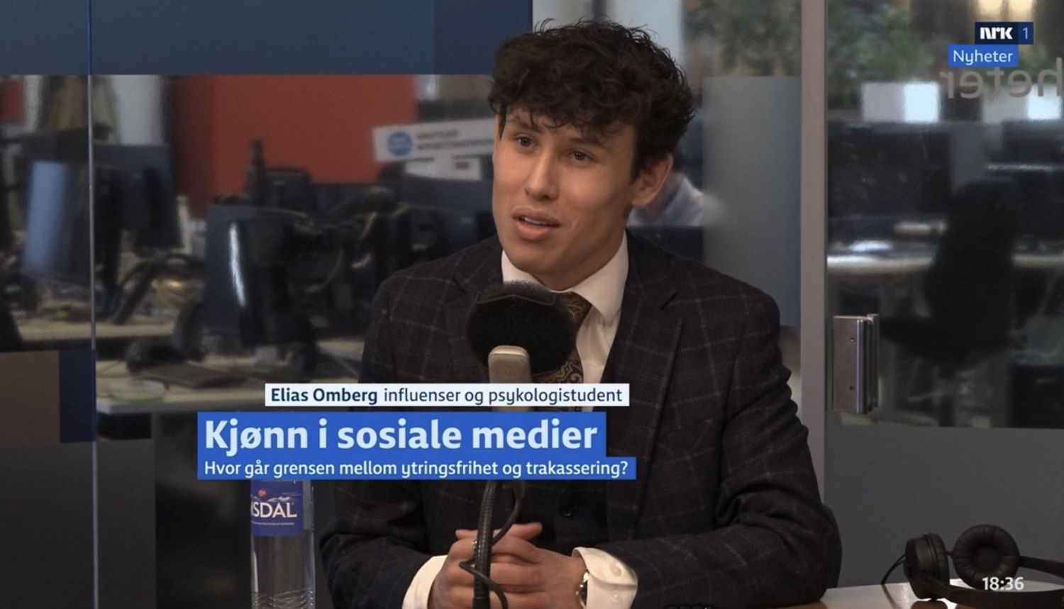 Elias Omberg i studio hos NRK