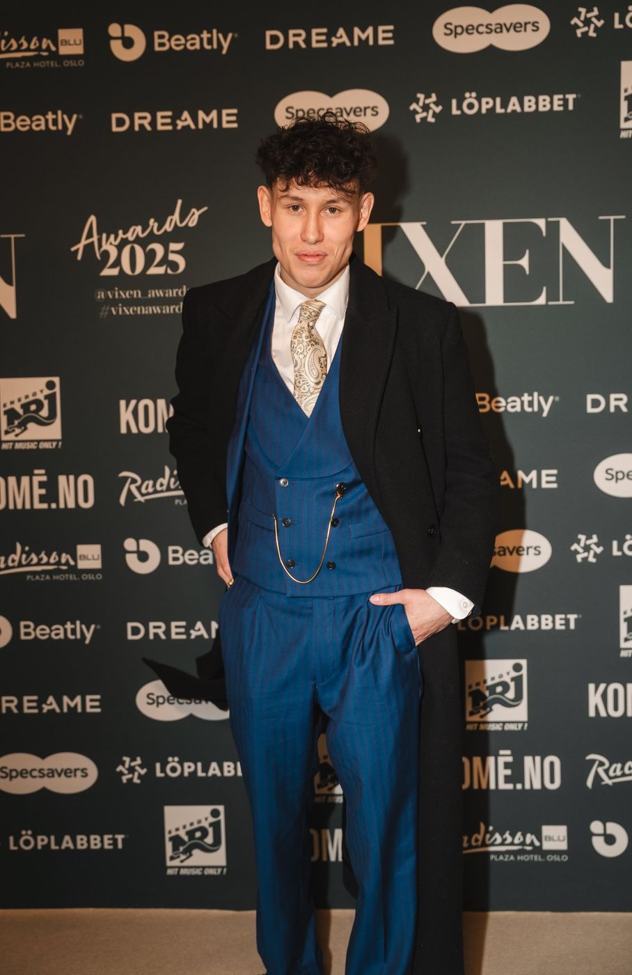 Elias Omberg på den røde løperen under Vixen Awards 2025