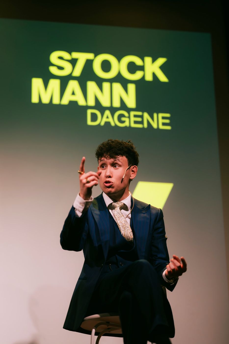 Elias Omberg på scenen under Stockmanndagene