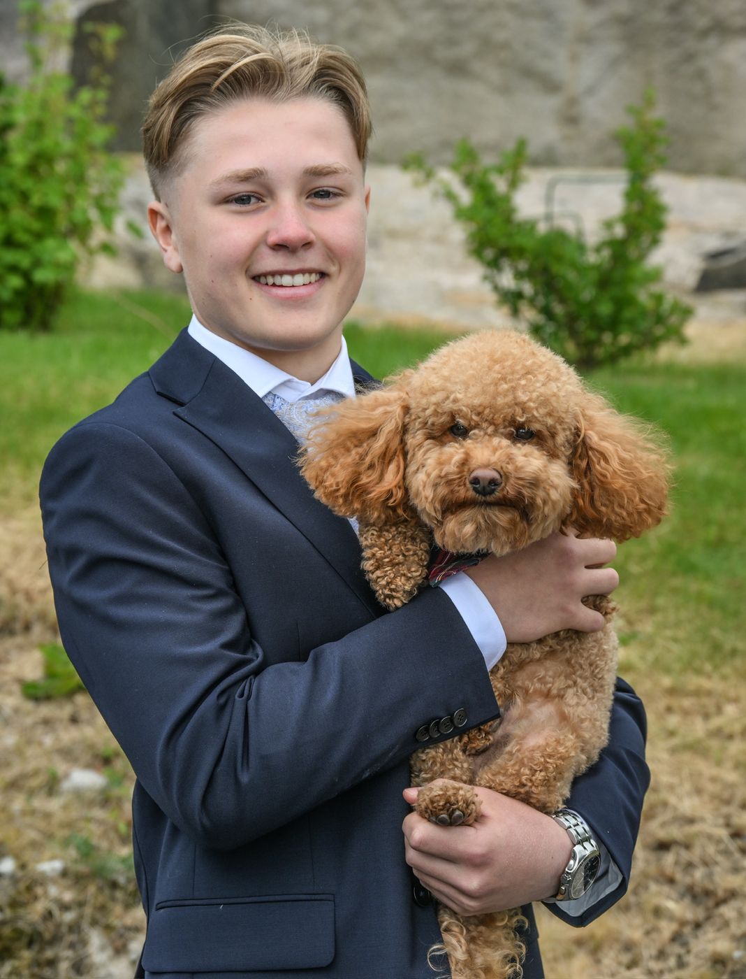 Ludvik Omberg i dress med en hund på armen