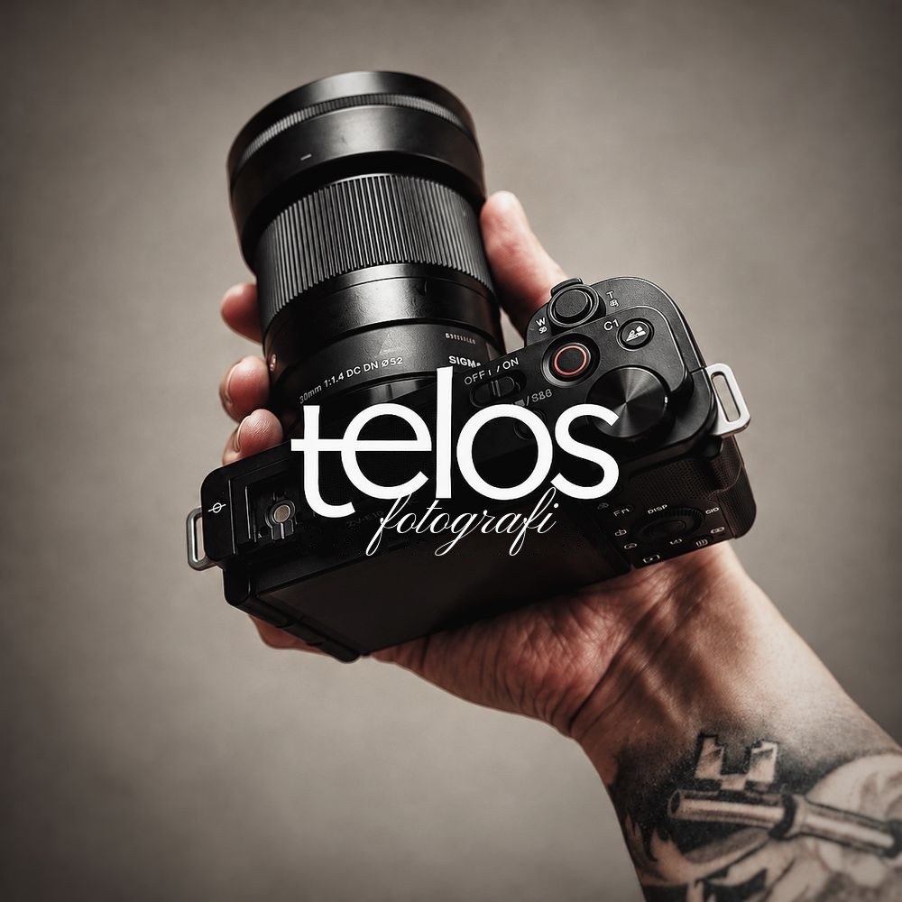 Telos fotografi: hånd som holder et kamera